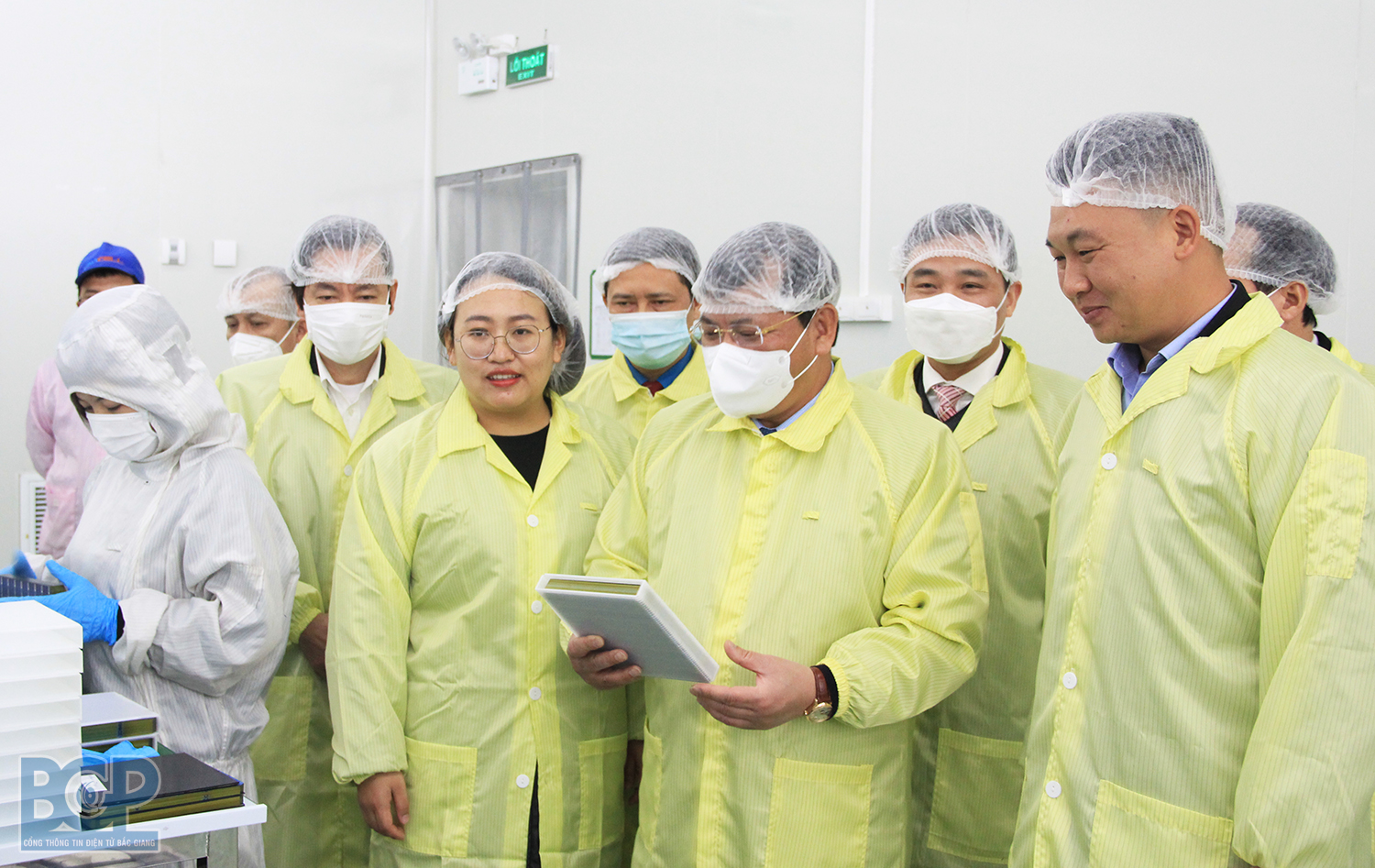 Phó Chủ tịch UBND tỉnh Phan Thế Tuấn thăm, kiểm tra sản xuất tại Công ty TNHH Vina Solar Technology