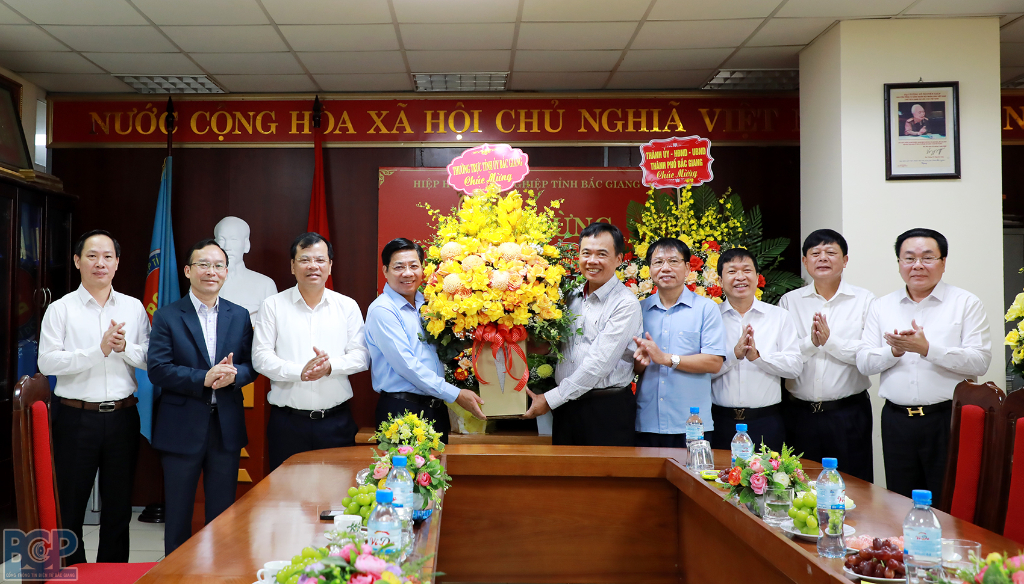 Các đồng chí lãnh đạo tỉnh Bắc Giang thăm, chúc mừng doanh nghiệp, doanh nhân nhân dịp kỷ niệm...